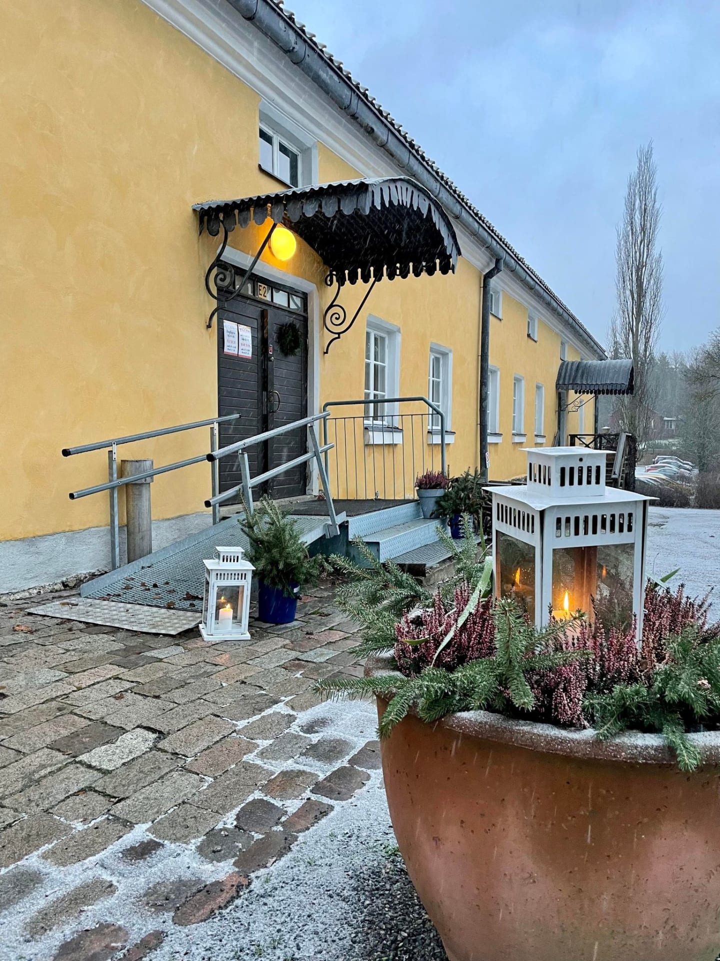 Candle in the front, at the back entrance to Tuorlan Majatalo. Candle in the front, at the back entrance to Tuorlan Majatalo.