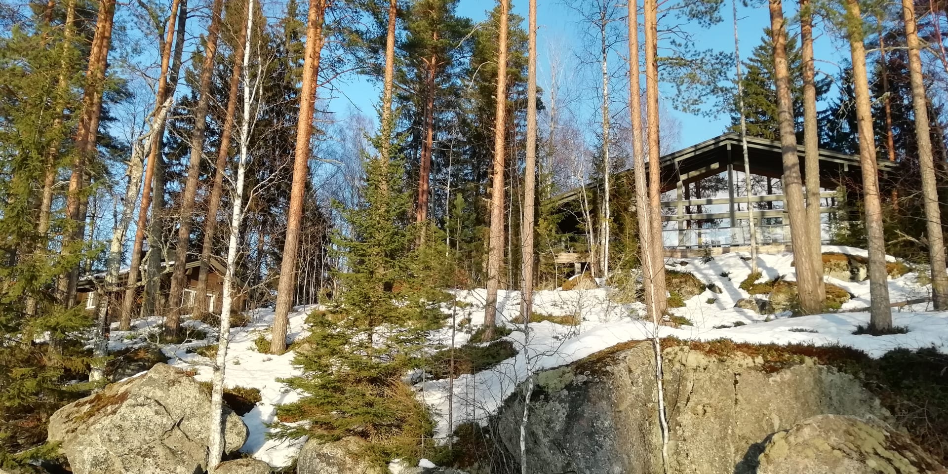 There is a rock on the shore of Mustikkakallio.