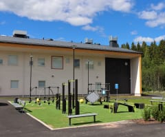 Ulkoliikunta-alue laitteineen, leuanvetotanko, tasapainoilu- ja kiipeilytelineitä