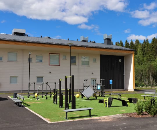 Ulkoliikunta-alue laitteineen, leuanvetotanko, tasapainoilu- ja kiipeilytelineitä