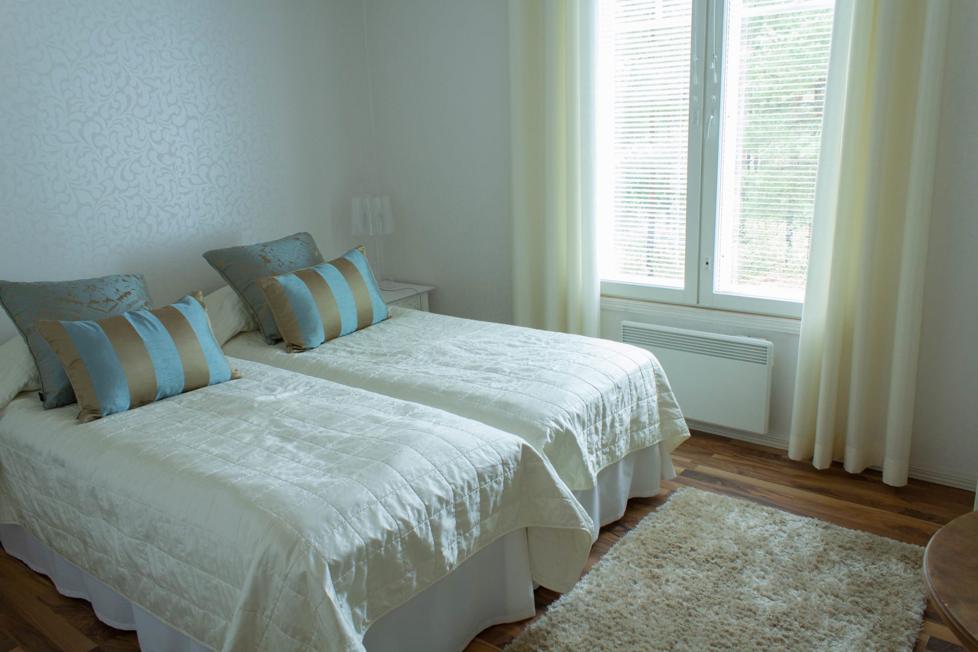 Villa Meren kahdessa sviitissä löytyy yöpymistilat. 