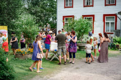 Kuvassa ihmisiä Kangasalan Lepokodin pihalla