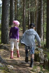 Lapset tutkimassa mökin lähiluontoa. Children exploring the nature around the cottage.