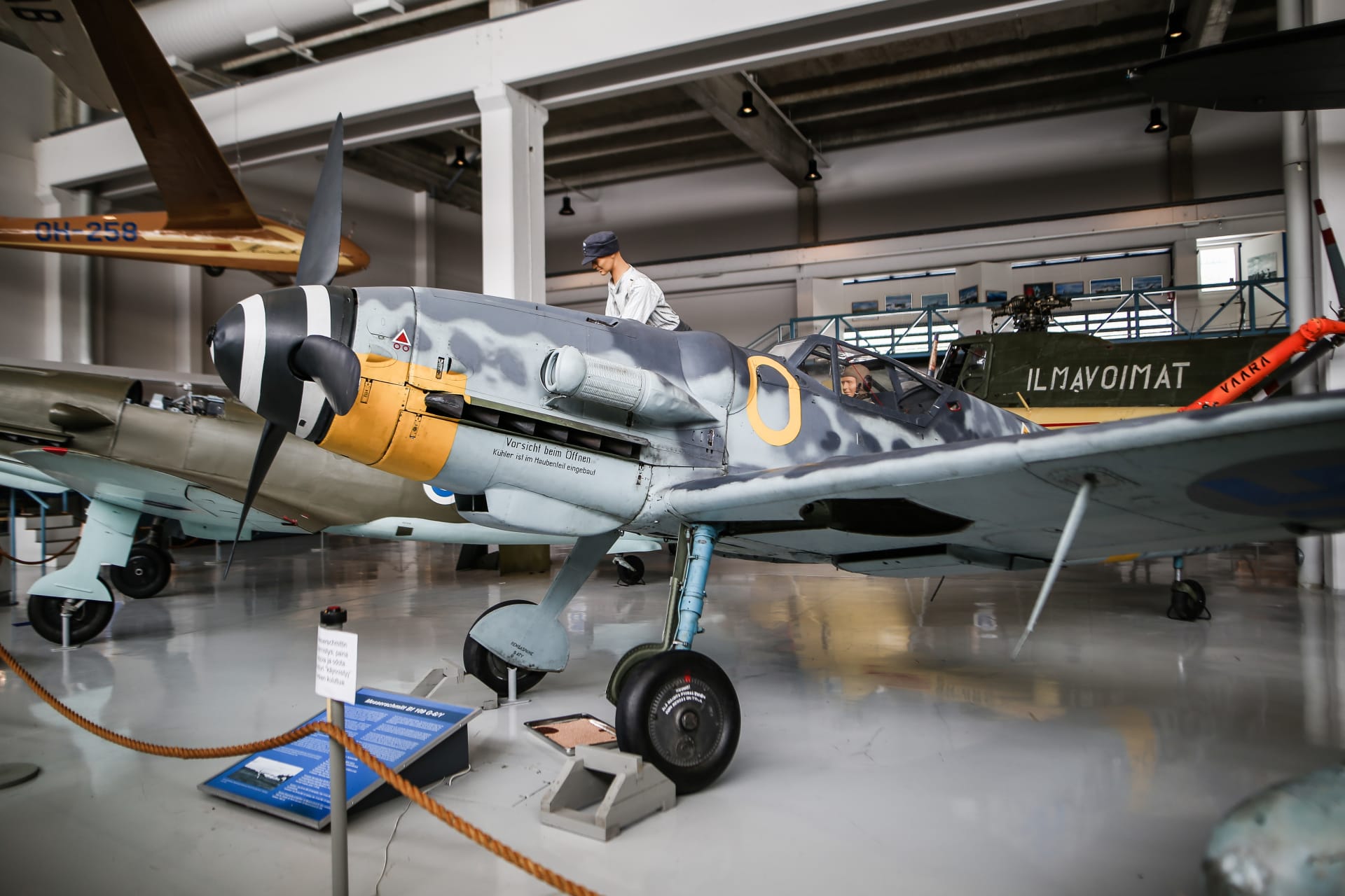 Saksalainen Messerschmitt-hävittäjä näyttelyssä.