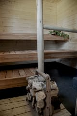 Puulämmitteinen ulkosauna mökin pihapiirissä kutsuu lempeisiin löylyihin.