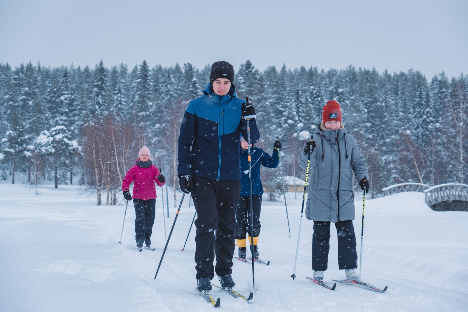 Nuoret hiihtävät jäällä.