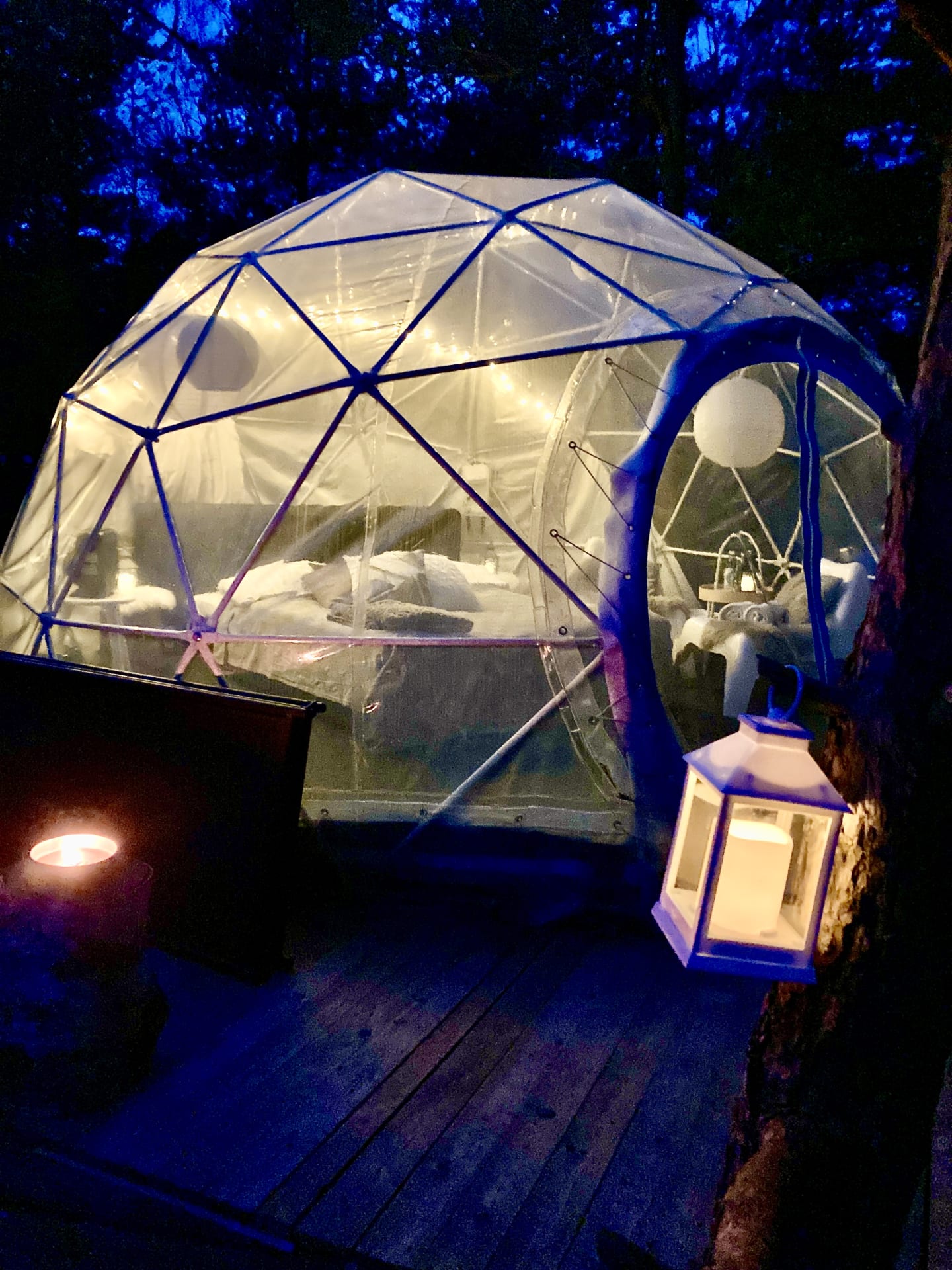 Valaistu dome iltapimeässä