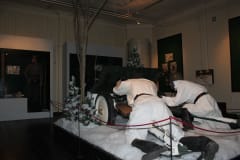 Lumipukuiset Jalkaväkimuseossa.