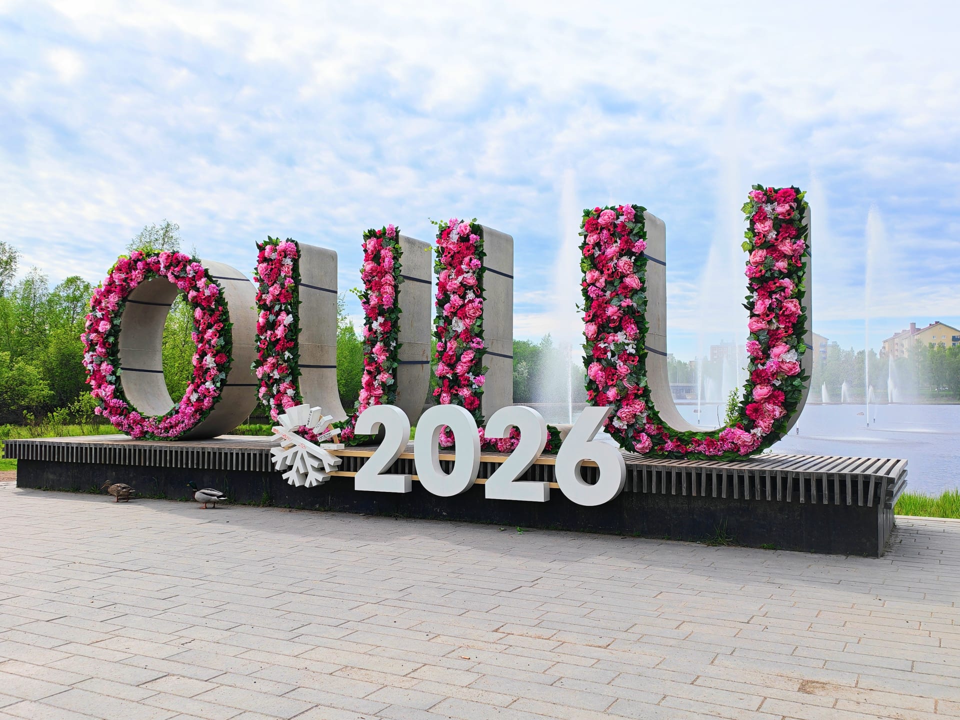 Big Oulu letters decorated with real flowers