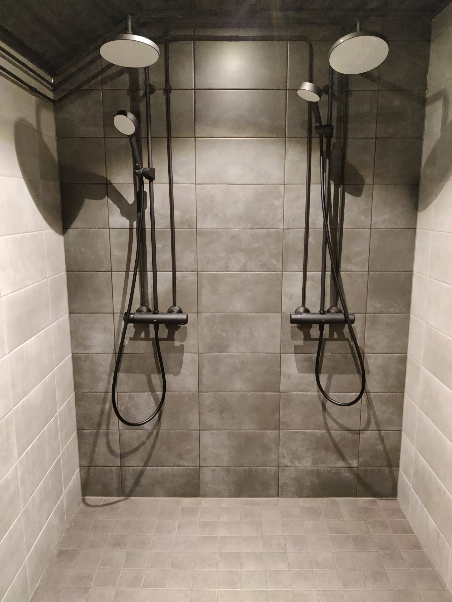 Riihisaunassa on kaksi suihkua.