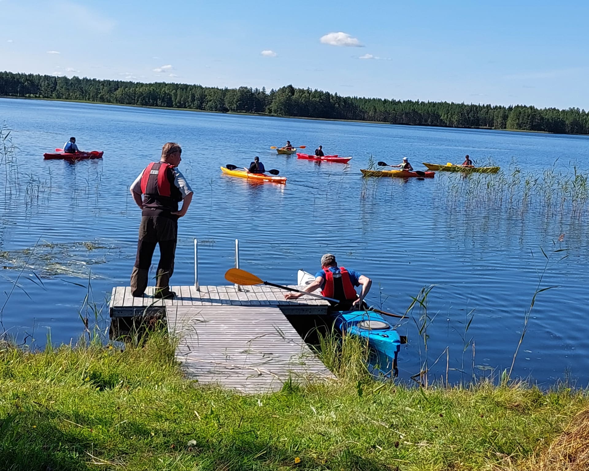 Turvallisia vesiaktiviteettejä Villa Wuotangan edustalla omalla järvellä.