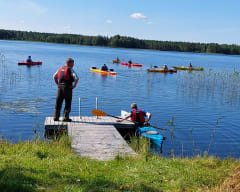 Turvallisia vesiaktiviteettejä Villa Wuotangan edustalla omalla järvellä.