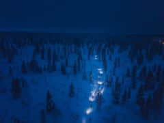 Ilmakuva Kiilopäähiihdosta otsalamppujen valossa hiihtävistä kilpailijoista.