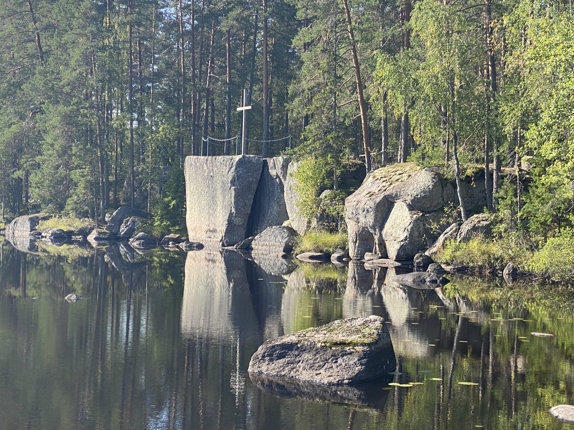 Messukallio rocks by the lake.