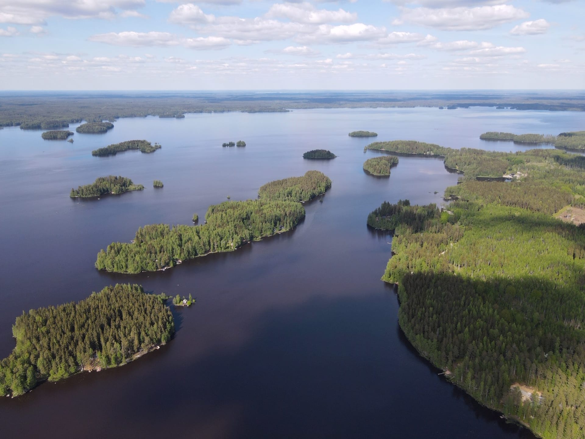 Lintuperspektiivistä otettu kuva järvimaisemasta saarineen.