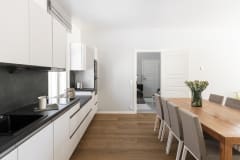 Moderneilla laitteilla varusteltu keittiö Villa Jerusalemissa.