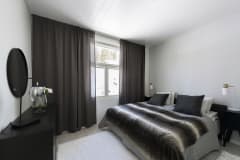 Toinen neljästä makuuhuoneesta Villa Jerusalemin sisällä.