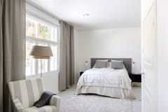 Yksi neljästä makuuhuoneesta Villa Jerusalemin sisällä.