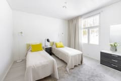 Kahden hengen makuuhuone Villa Jerusalemin sisällä.