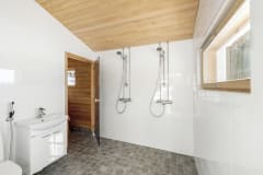 Rantasaunan suihkutilat.