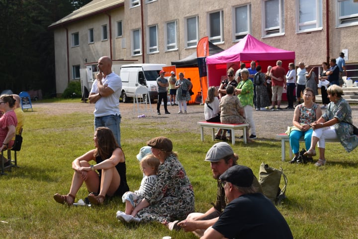 People on picnic in front of Gunnarin Kartano.