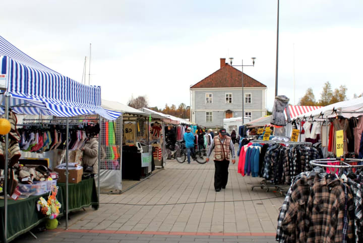 Markkinat Raahen Rantatorilla, taustalla näkyy Pakkahuoneen museo.