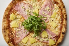 Pineapple leaves no-one cold — Aura blue cheese and pineapple are both flavours that you either like or dislike, but together they create a surprising combination that works with delicious smoked ham and arugula.