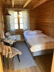 Majoitustila Rudolf on tilaa 2 hengelle 120 cm vuoteessa.